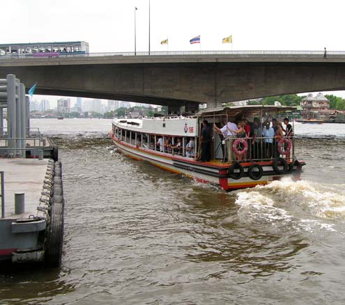 Rechnoy_avtobus_v_Bangkoke